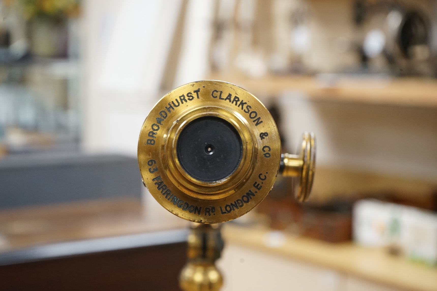 An early 20th century Broadhurst Clarkson & Co., 63 Farringdon Rd., London, brass telescope with table top folding tripod legs, 82cm long when eyepiece is retracted.